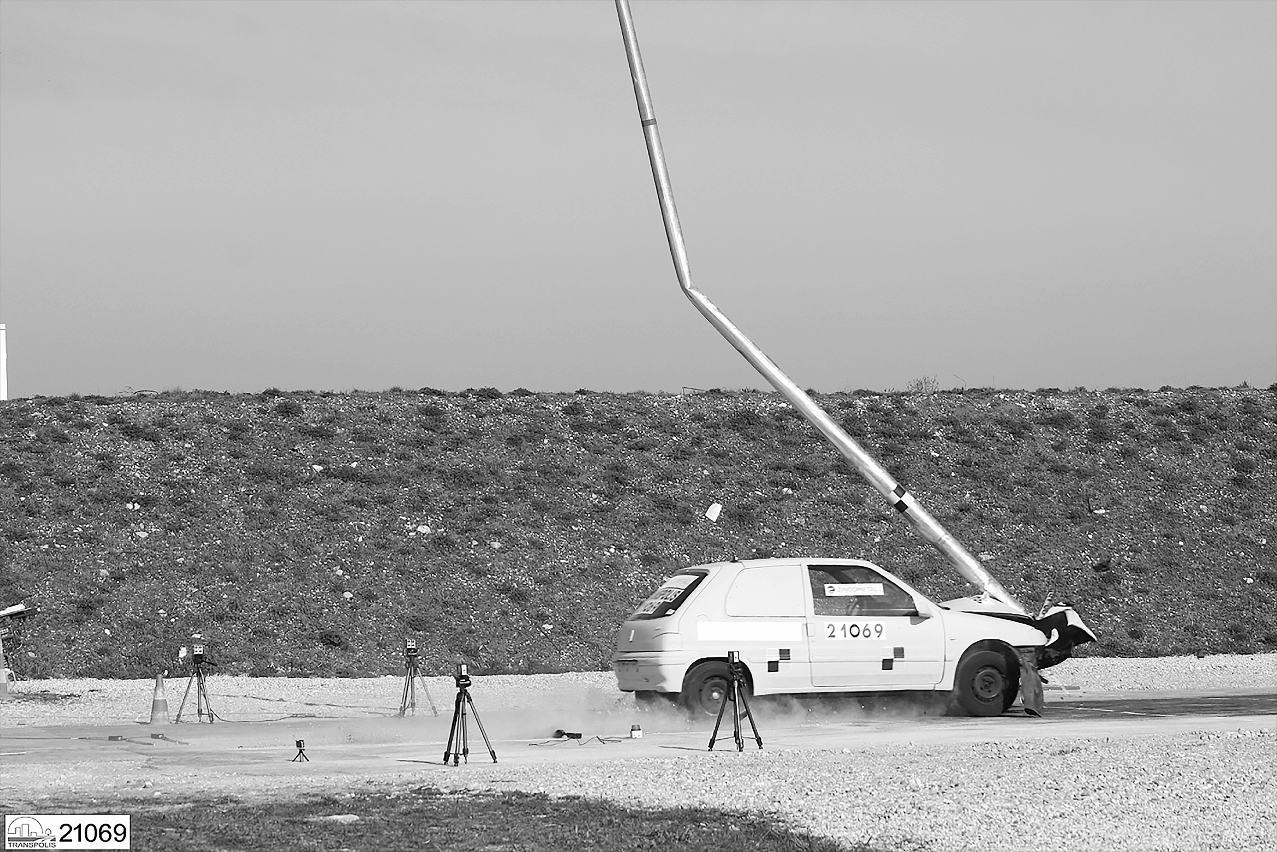 Zincometal_Passive safety poles